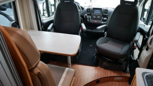 2p Pössl bus uit 2016