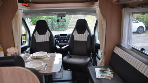 Beautiful 4 pers. 2015 semi-integrated, with complete inventory.