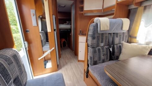 Campie  – Spacious 5p camper with XXL garage 