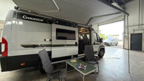 Making Memories 14 – 2024 Chausson V697 buscamper uit 2025 Automaat, Off Grid, Lengte bedden,