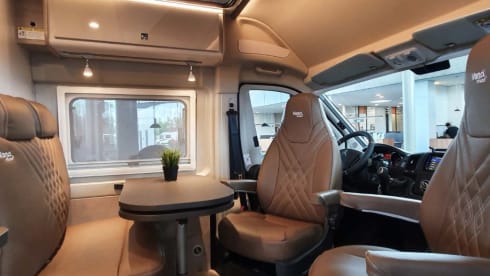 Manoeuvrable camper with 4 sleeping places - Burstner Campeo Roadrunnen C600