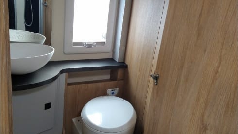 Flo – 2020 Roller Team T-Line 743 - Premium 4 Berth - Letto Posteriore Fisso