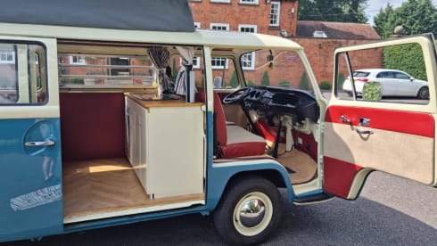 Daisy – Iconic Blue 1970s VW Camper