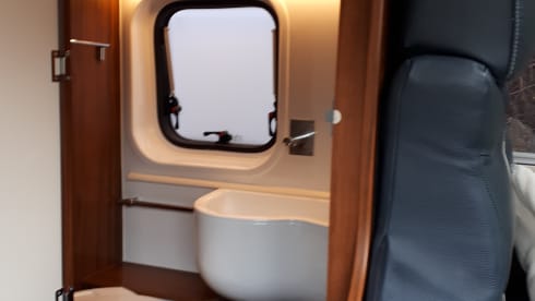 Bus camper with 2 length beds. Automatic 150 hp.