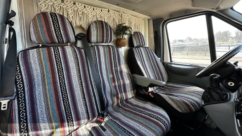 Henry – Trendy, 2-3 person off grid camper bus, suitable for all seasons!