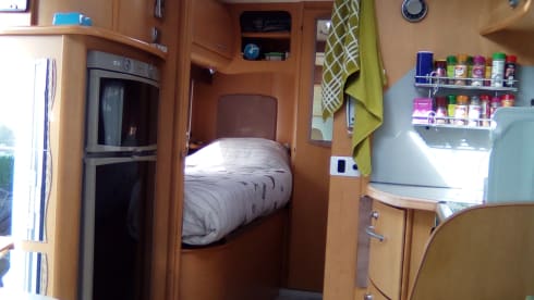 Pilote Explorateur 713 – Spacious and neat 4 person camper with 2 single beds and a 2-person pull-down bed.