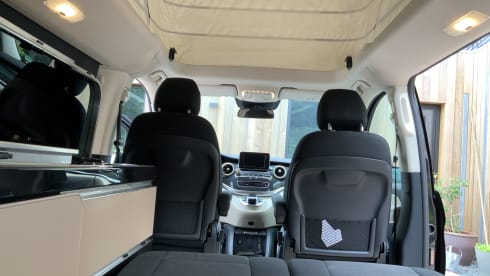 Belle Mercedes Vito, version polo Marco dans la Nieuwstraat