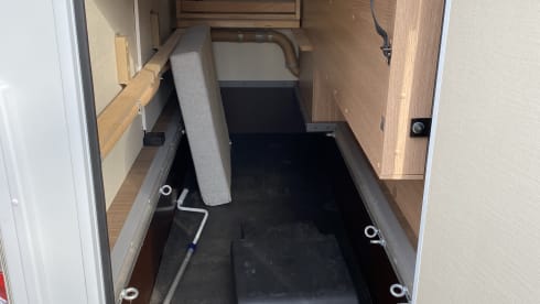 De Glucksmobil! – 6 person family camper Alcove