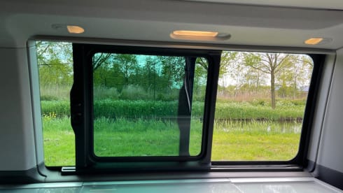 Prachtige Volkswagen California – Almost new. Carefree on the road with this beautiful, compact bus.