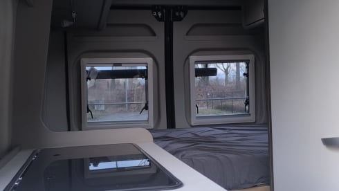 Zwarte camperbus – 2p Carado bus uit 2025
