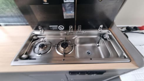 Luxe LMC buscamper voor twee met automaat en panoramadak