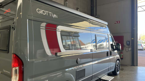 4p Giottiline from 2025 with air conditioning in living area 