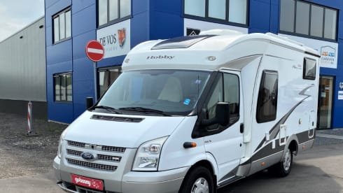 Nice compact Ford camper!