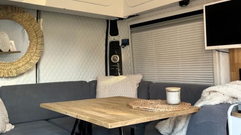 2p Peugeot bus uit 2010