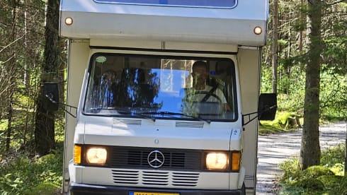 Foxie – 4p Mercedes-Benz alcove from 1979