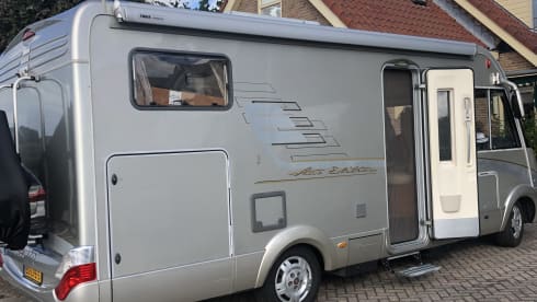 ZEER LUXE HYMER CAMPER – For rental to two experienced campers  