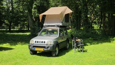 Vivi l'avventura con questa Suzuki Jimny dotata di tenda da tetto!