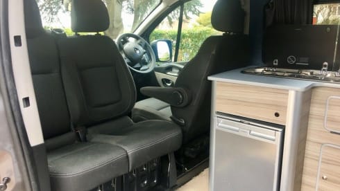 Ronnie Renault – 4 berth Renault Trafic campervan from 2017