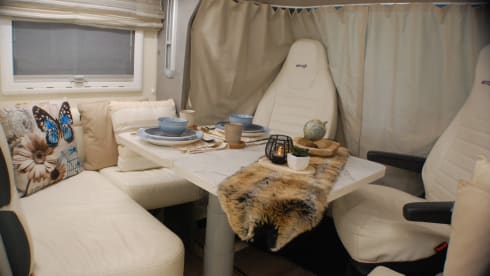 MOOIE CAMPER – > Almost new, Luxury, Complete, Camper for 2-4p