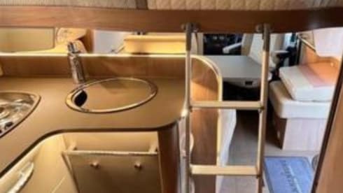 Jelle  – 4pers burstner semi-integrated with queen bed