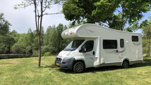 Beautiful 6-person camper, fully equipped, dogs allowed