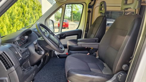 Witte Willem – 2p Peugeot bus uit 2016