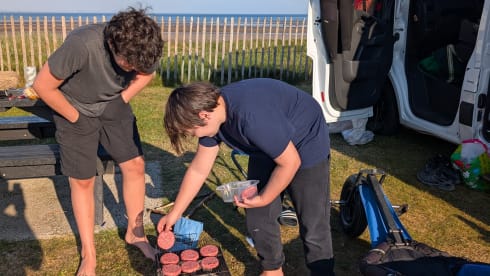 McHaggis – Stealth camper met 5 zitplaatsen en SUP's voor het verkennen van Schotland