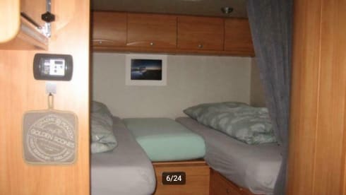 Spacious and complete 5-person family camper