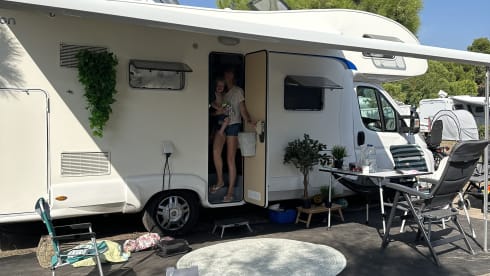Attractive 6-person family camper with 6 spacious sleeping places