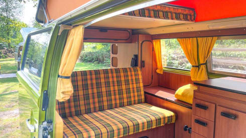 Putu – Volkswagen T2 from 1977, perfect condition