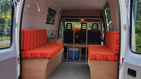 Retro Ronnie – Cozy and spacious (family) bus camper