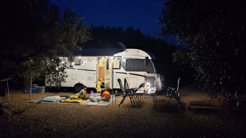 Premium integrated 5-person camper with bunk and lifting bed