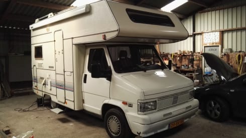 Robert 💕 – Cozy camper for 4 people. with engine block from 2014!