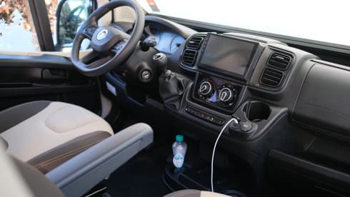 Fiat Ducato 2022 robuste avec benne longitudinale, autonome en énergie.