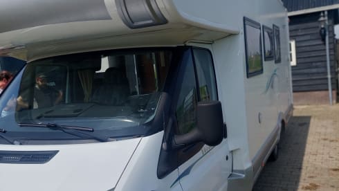 Campie  – Spacious 5p camper with XXL garage 