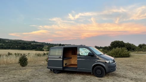 2p Volkswagen bus uit 2012