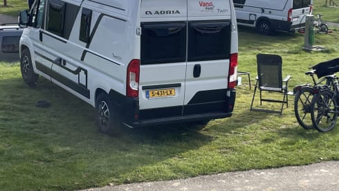 Roadhouse camperverhuur naam Surfer House – New Adria Mobil 2023 bus camper