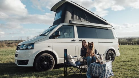 Amari – Escape the ordinary in our cosy, country cottage on wheels!