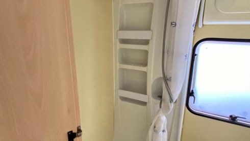 Ons Suzy – 6p Elnagh alcove family camper