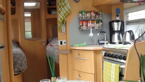 Pilote Explorateur 713 – Spacious and neat 4 person camper with 2 single beds and a 2-person pull-down bed.