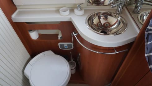 Casa Viaggio – Spacious Hobby Alcove Family Camper with fixed bunk bed