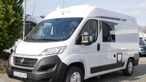 Carado 5.40 meter Buscamper, 2 sleeping - 4 seats.