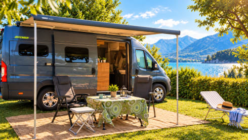 Luxe  HYMER buscamper met lengtebedden.