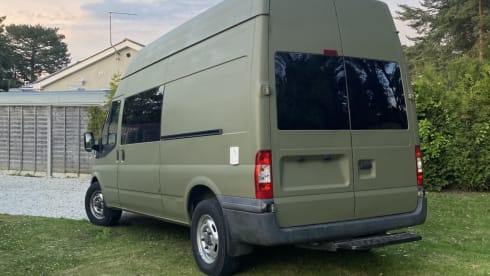 Sparrow's nest – All season Off grid campervan with full length double bed  *Pet friendly*