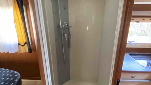 MAO TRAVEL – CAMPING-CAR CHALLENGER 4 PLÄTZE 4 BETTEN KINOBILDSCHIRM