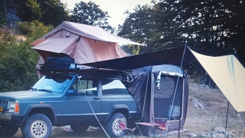 Fulvio Cherokee XJ – Roof tent 2 posti + 3 su Jeep Cherokee XJ 4x4