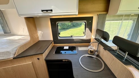 TWIN SUNNY – SEMI-INTEGRATED T 670 S TWIN BEDS, AUTOMATIC