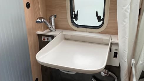 Luxurious and sustainable bus camper (automatic) with light interior and many extras