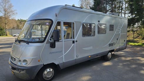 Hymer B700 per 4 persone, integrato da Mercedes del 2005, cambio automatico, patente di guida B o C