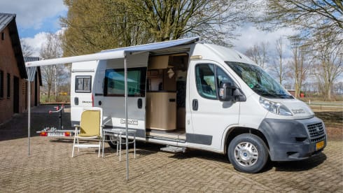 De Klaproos – Luxury 2-person camper with spacious fixed double bed!